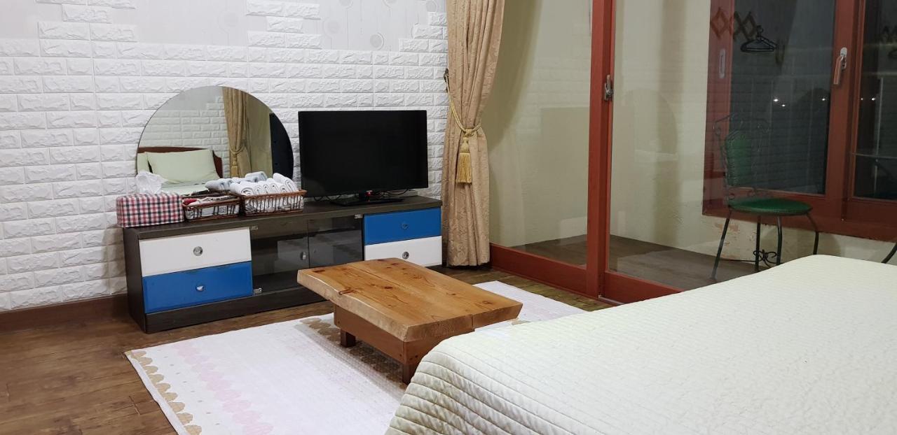 Jun House Hostel Jeju Buitenkant foto